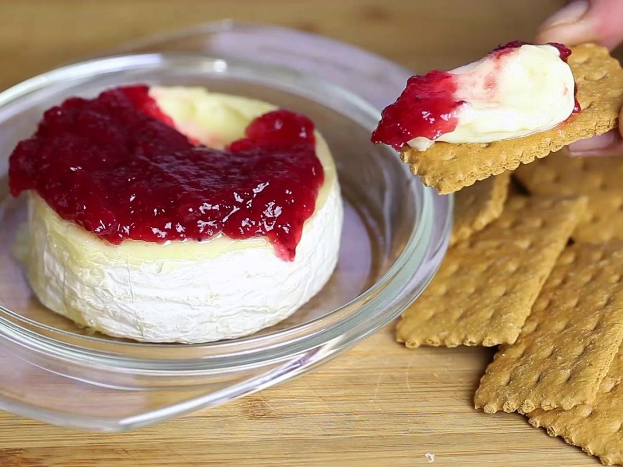 What To Serve Brie With