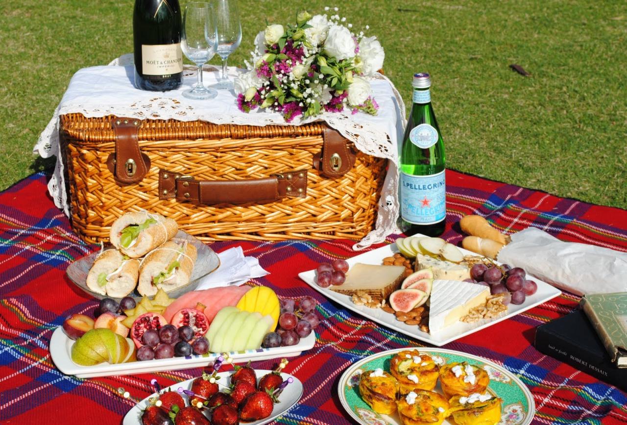 Outdoor Romantic Picnic Ideas For Couples