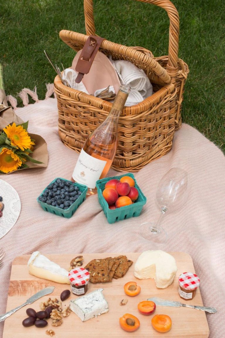 What To Bring For A Romantic Picnic