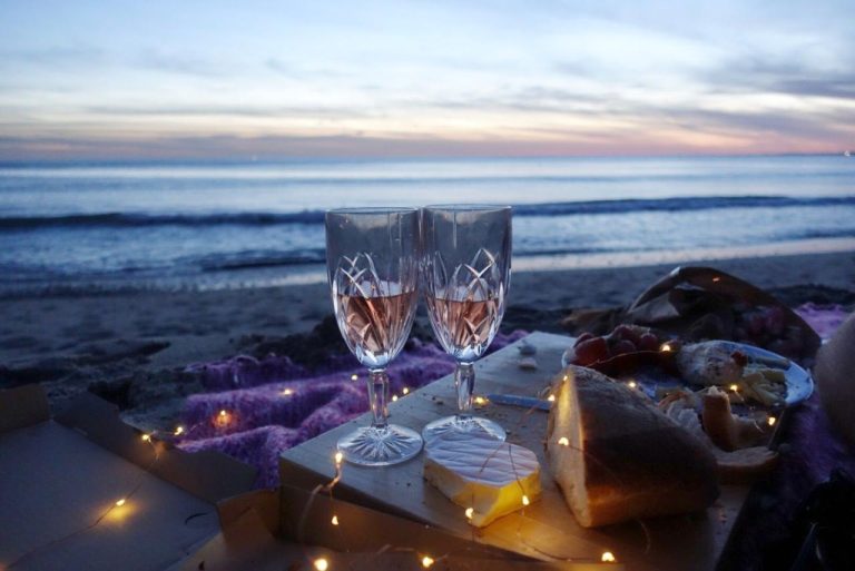 Romantic Picnic Ideas On The Beach