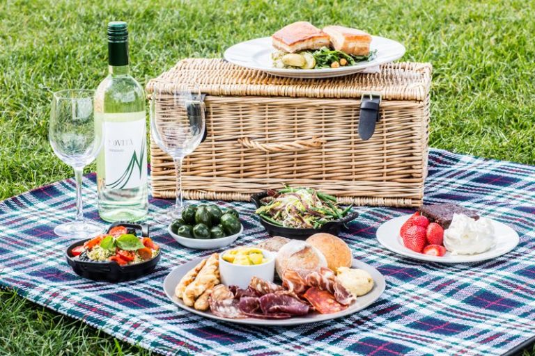 Boyfriend Romantic Picnic Ideas For Couples